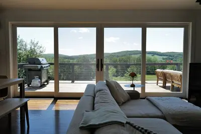 Image de Panoramic Mountain Views on 23 Private Acres – The Gallatin Hill House