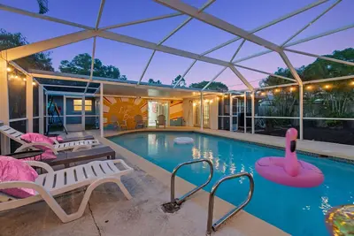 Image de 4bd/2br Tiki Bar, King bed, & Pool. . . amenities galore! \n