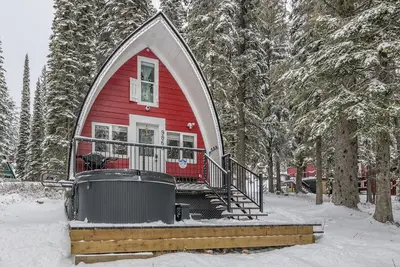 Image de Renovated cozy cabin in sought after location with private hot tub and laundry.