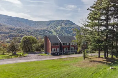 Gorgeous Mountain View  Newly Renovated\/Ski\/Wi-Fi\/Wood Stove\/Pool