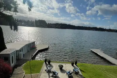 Image de The Lake House - Lakefront stay with Sauna and Hot Tub! 5 star living and views!