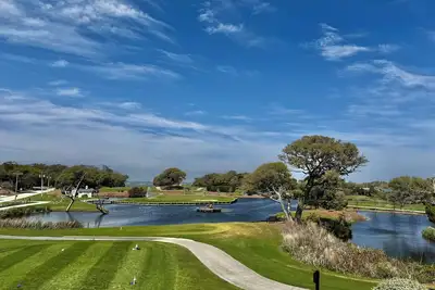 Image de Golf Course View Condo W/ Balcony_Pool_Wifi_3 Min Walk to the Beach!