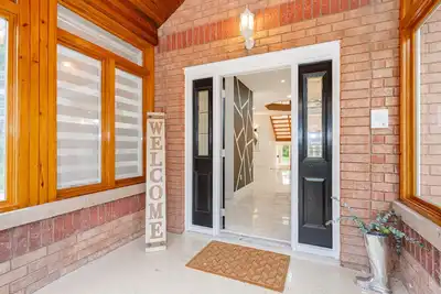 Image de Where Luxury Retreat meets Convenience!