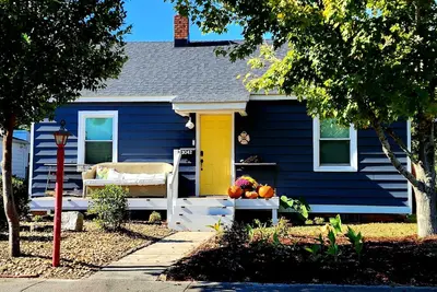 Image de Adorable 1942 Cottage in Historic Sunset Park w/Separate Living Quarters