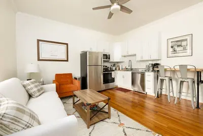 Image de 2 bed 1bath modern and cozy condo in vibrant neighborhood downtown Greensboro