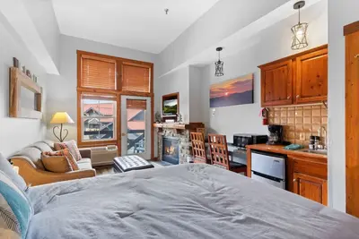 Image de Stylish Studio in Village Steps from Ski Slope