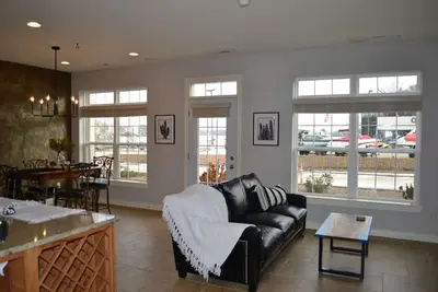 Image de Premier Location! Lake View!