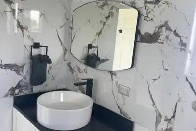Modern Chic 1 bedroom Cottage -walk to beach