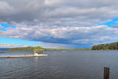 Image de Cozy lake view home, centrally located with lake access and private dock!