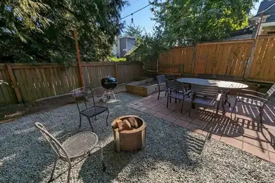 Image de 2br Craftsmen Greenlake Home + Backyard + Firepit