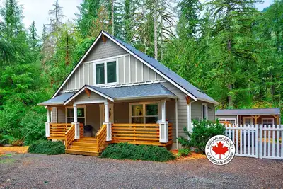 Image de Cabin w/ Hot Tub, Fire Pit, Fenced Yard, Generator