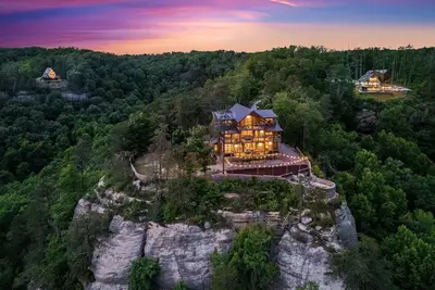 Image de Large cozy updated lodge sitting on top of Daniel Boone National Forest. !