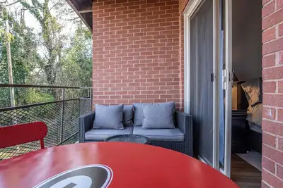 Image de Classic City Getaway - 1 mile walk to Sanford Stadium!