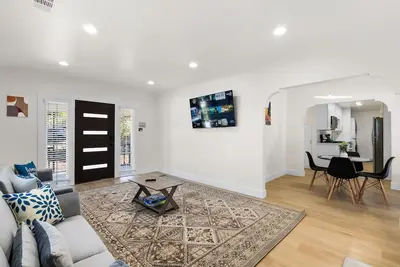 Serene Lakeside Getaway-Sleeps 8