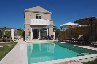 Image de Newly Built 2-Bedroom Villa, A/C, Private Pool, 5 mins walk to Restaurants & Beach in Agios Georgios