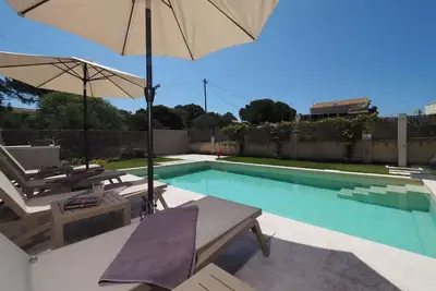 Image de Newly Built 2-Bedroom Villa, A/C, Private Pool, 5 mins walk to Restaurants & Beach in Agios Georgios