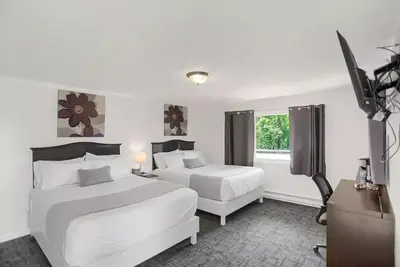 Image de Cozy Double Queen Room 105 at Halifax Inn\n\n