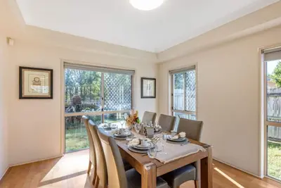 Image de Peaceful Suburban Family Home Easy Access to City