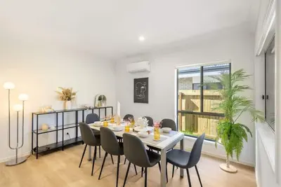 Image de Well-decorated 4br Family home steps to mall