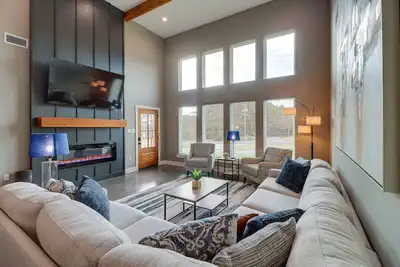 Image de Chic Arkansas Retreat w/ Patio, Grill & Fire Pit!