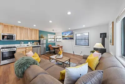 Image de Sandy Cove on the North Shore -Lakeside Cottage w Private Pier + Beach, & Hoa Amenities