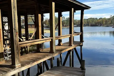 Image de Newly remodeled lake front property with boat dock and oversized yard