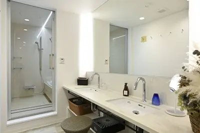 Image de 80-square-meter room overlooking the Ritz-Carlton, Kyoto and the Kamo River. Limited to 1 couple per day.