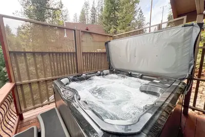 Image de Modern Mtn Retreat ~ Hot Tub, Game Room, Pet-friendly, Large Deck w/ Beautiful Views | Ev & Ac