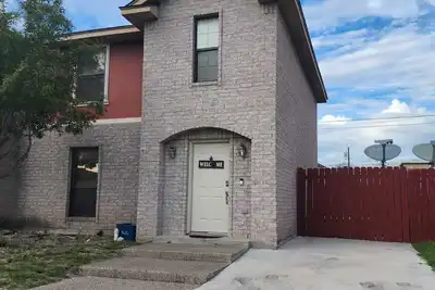 Image de This cozy townhome is close to all amenities Del Rio has to offer!