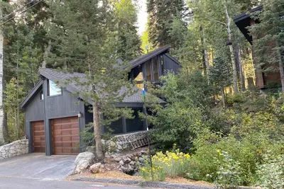 Image de Alpine Bliss- Stylish, Dog Friendly, Plus Seasonal Ski Shuttle