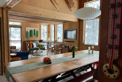Image de 1970s Alpine Chalet, \"Bearadise\" backs to creek, dog friendly, sleeps 14+