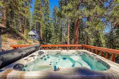 Image de Lake View from Master Bedroom, Deck, Hot Tub, Hoa Beach Access -Scenic Solitude