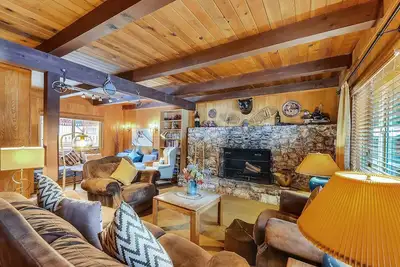 Image de Private Hot Tub, Fireplace, Sleeps 12 -Sahara Lodge