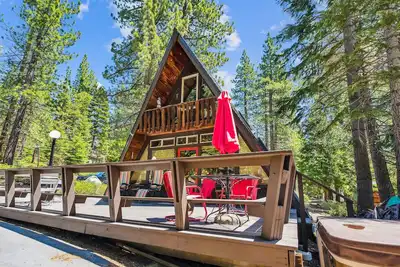 Image de Adventures of the A-frame- 3br w/ Hot Tub, Backs to forest- Dogs Ok!