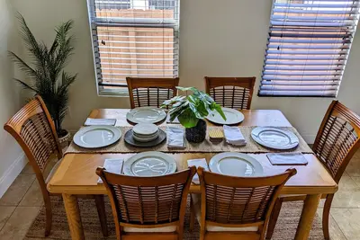 Image de Cozy Getaway mins from beach and downtown