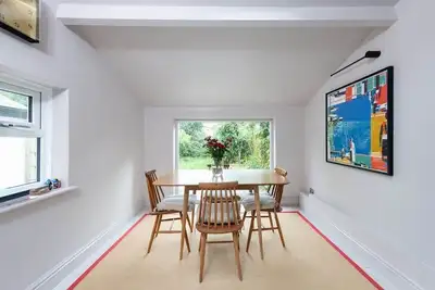 Image de Stylish Victorian 2 Bed Terraced House with Garden
