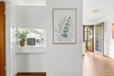 Image de Sleek 2-Bed Unit in Quiet Street by Belmore Park
