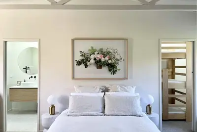Image de Fig House - Studio. Tennis Court
