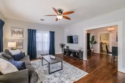 Image de Charming private house sleeps 4 with a large fenced yard, fast WiFi, smart TVs, and ample parking—near the Heights & Downtown. Features a primary king bed for a comfortable stay.