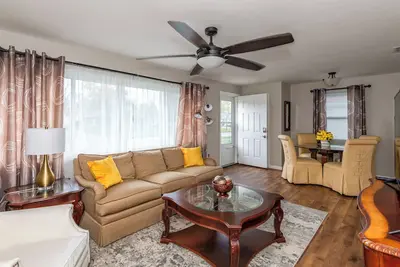 Image de Cozy and relaxing 2br w/private back patio for outdoor dining