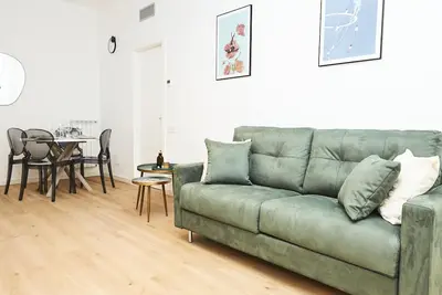 Image de New and finely furnished apartment, just a few minutes' walk from the Cathedral.