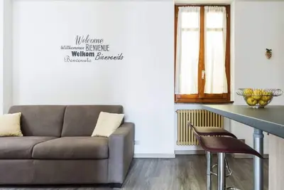 Image de a modern apartment with sweeping view of the lake.