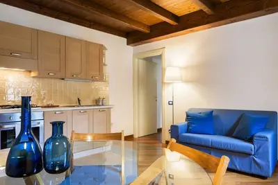 Image de A cosy apartment for four, in a prestigious palazzo in the pedestrian center of Como.
