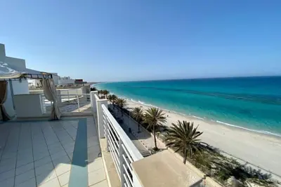 Image de Appartement au bord de la mer avec terrasse.