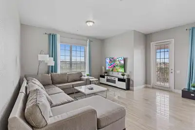 Image de Large 4 Br top floor condo, close to attractions!