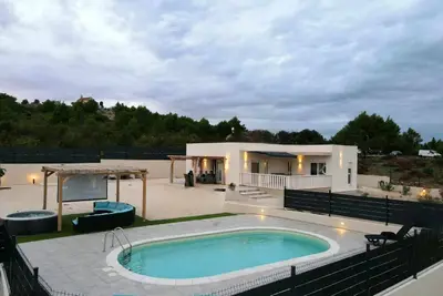 Image de \nFamilly house with heated pool Whitout Chemical, jacuzzi&cinema projector