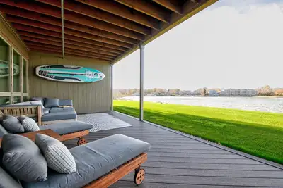 Image de Cozy lakefront retreat, first level condo lakeside overlooking East Lake Okoboji