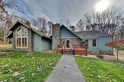 Image de To The Point | Spacious Retreat + Hot Tub & Lake Access