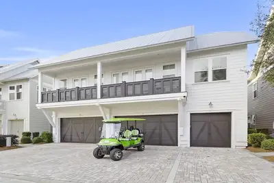 Image de 30a Beach Escape - Pet-Friendly, Huge Community Pool, Six-Seater Golf Cart!