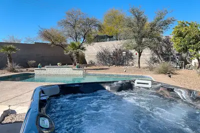 Image de Lovely desert home with pool, covered patio, office, & mtn views - dog-friendly